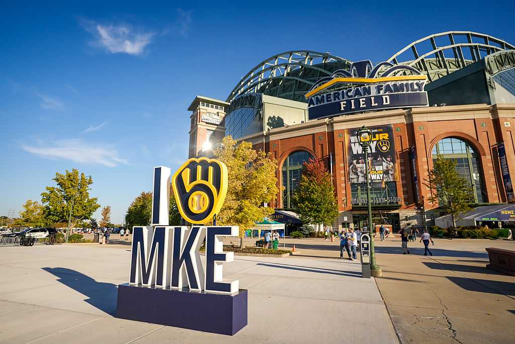 Brewers win World Series: Milwaukee-area businesses offer free food and drinks — Grafton Business news